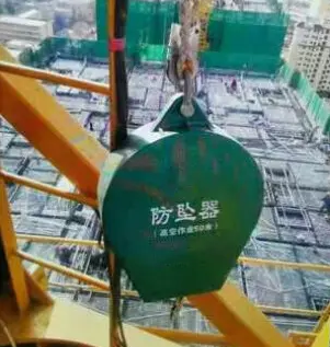 塔吊安全防墜器重達60斤,怎么輕松懸掛到塔吊上